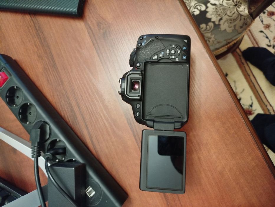 Продается полупрофессиональный фотоаппарат Canon EOS 700D + 28-200 Ult