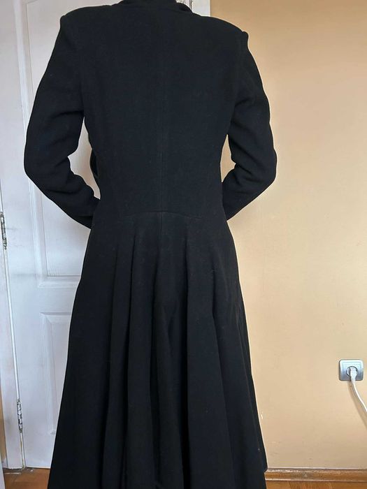 Черно асиметрично палто