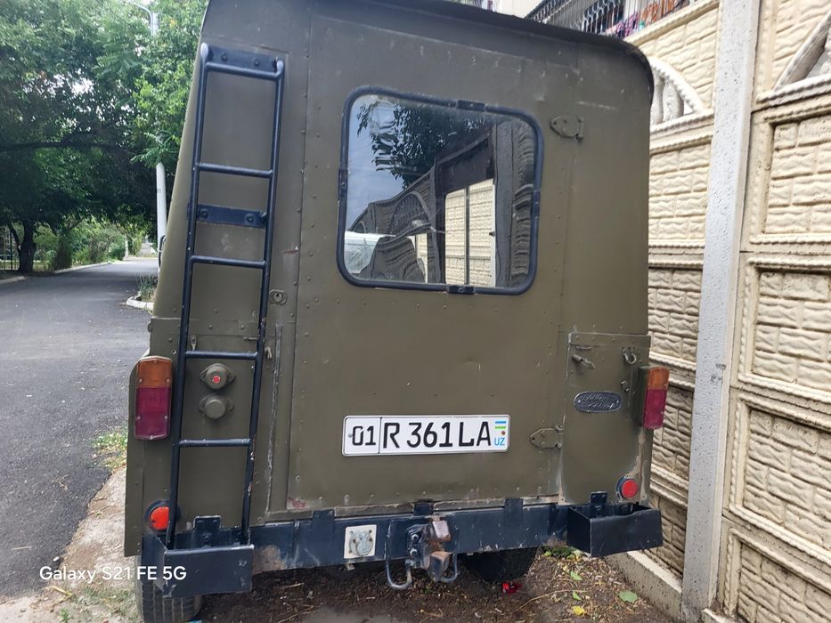 Машина Land-Rover