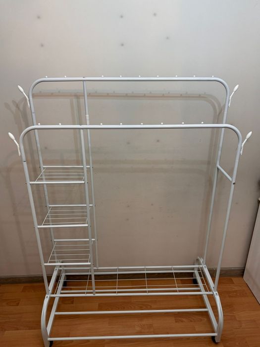 Продаётся напольная вешалка для одежды в отличном состоянии.