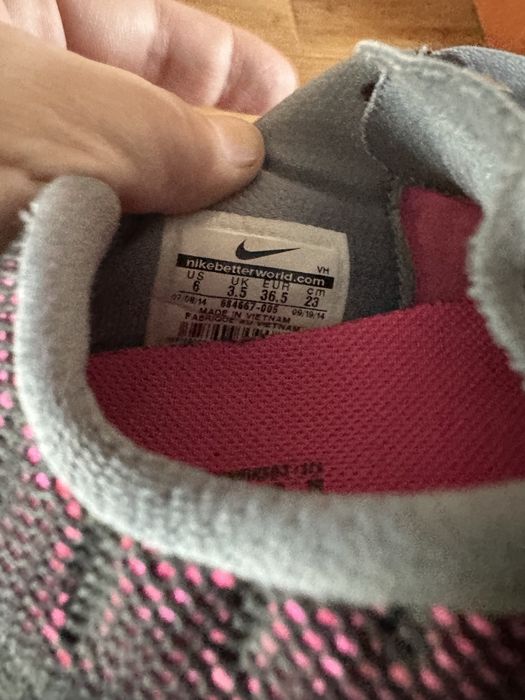 Женские кроссовки Nike.