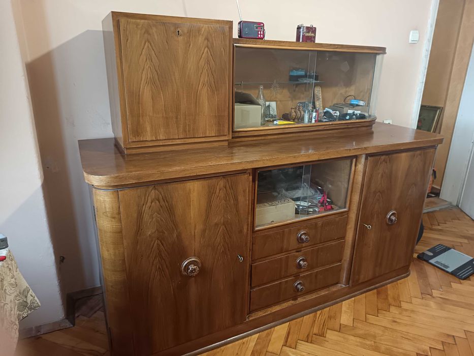 Продава се Красив Дървен Бюфет Орех 180 x 60 см Скрин Мебел