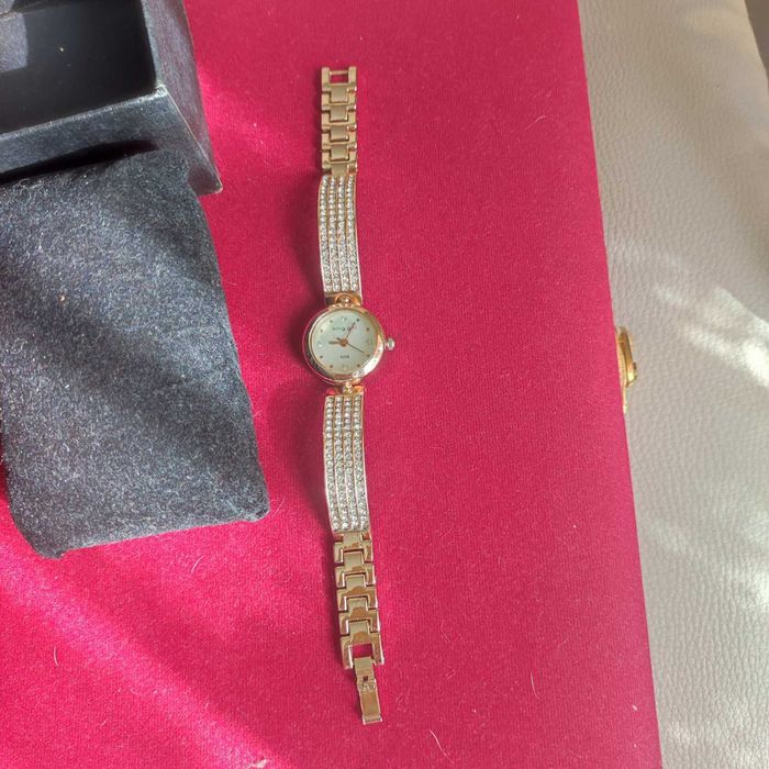 Нов часовник с камъни