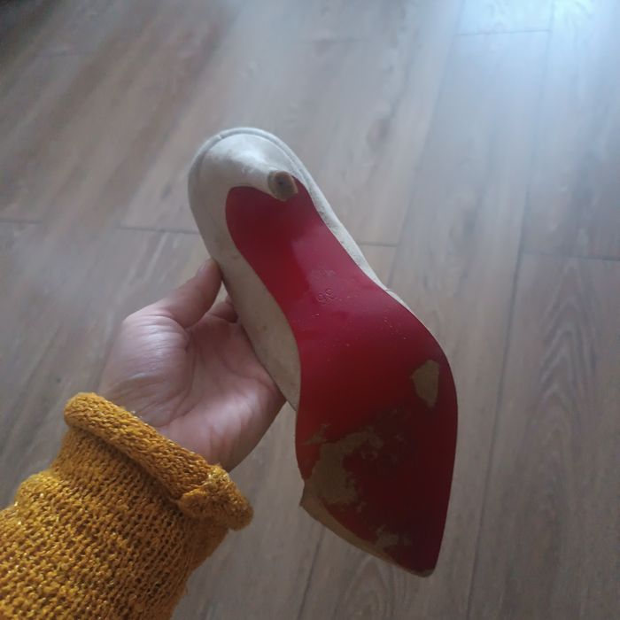 Pantofi stiletto decupati intr-o parte