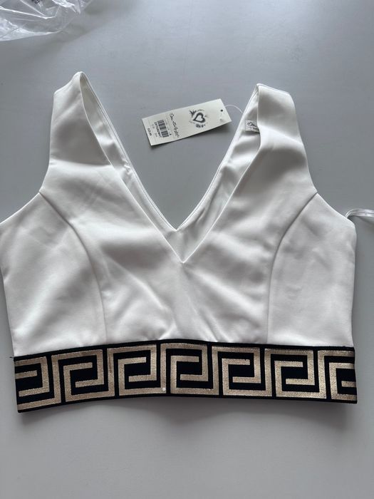 Бял топ с ластик на Версаче , красиво изработен, нов, размер S