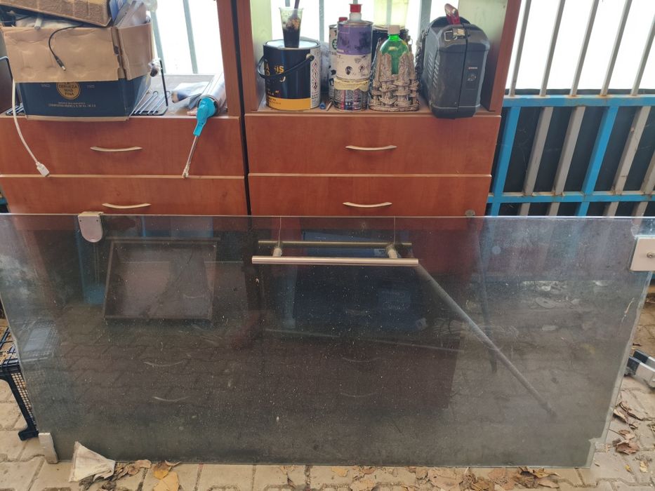 Стъклена врата с 2 ключалки.