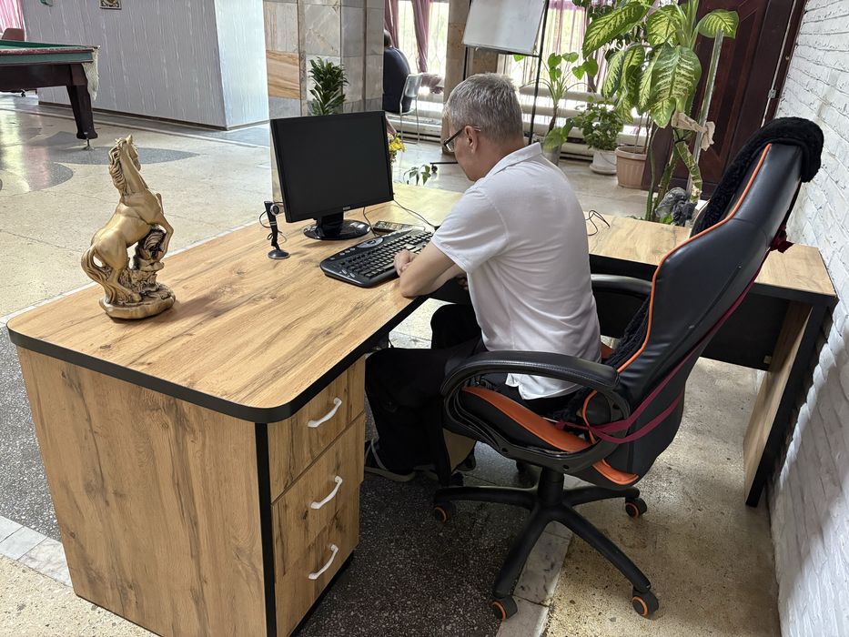 Компьютерный стол , офисный стол