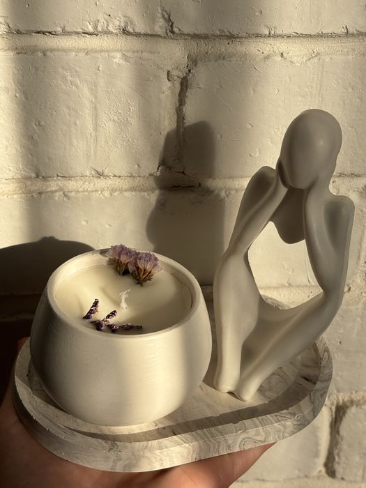 Аромасвеча и декор в подарочной упаковке.