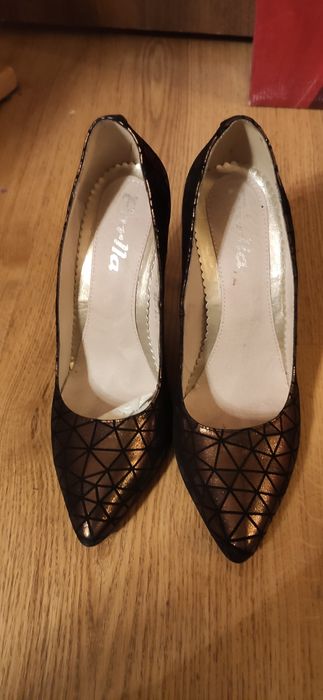 Pantofi 100 lei și rochie gratuit.