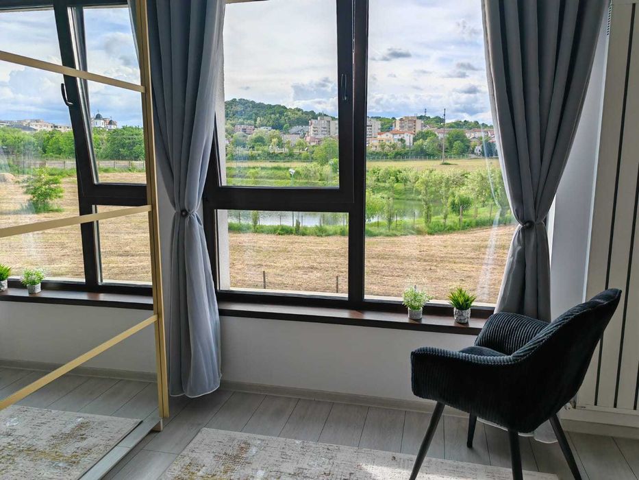 Inchiriez ap 2 camere + garaj subteran Bdul Dem Radulescu, bloc nou, dotari premium, prima inchiriere