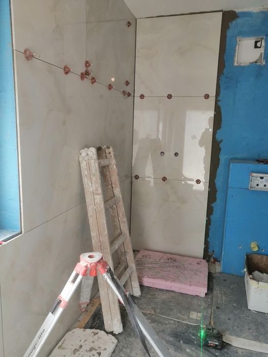 Execut lucrari de zugravit