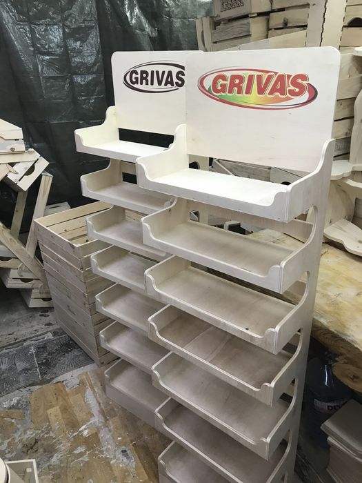 Дървени стелажи за заведения и магазини