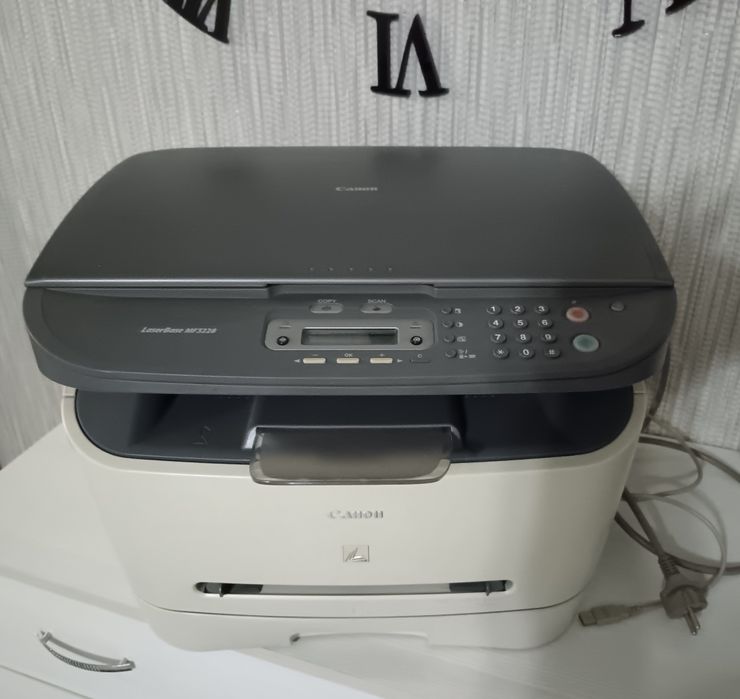 Продам МФУ 3 в 1 (принтер, ксерокс, сканер) Canon MF3228