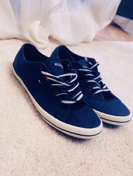 Tenesi Tommy Hilfinger masura 38/ 39 originali