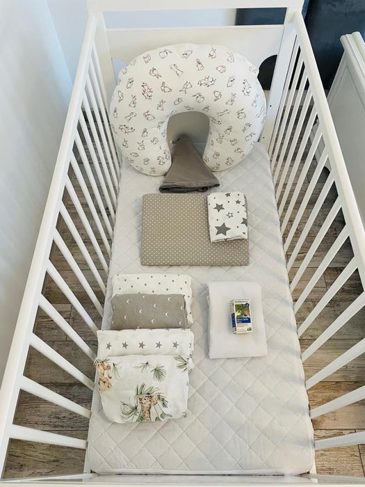 Vând pătuț alb din lemn, cu sertar de depozitare și saltea cocos 120x60 cm, în stare bună