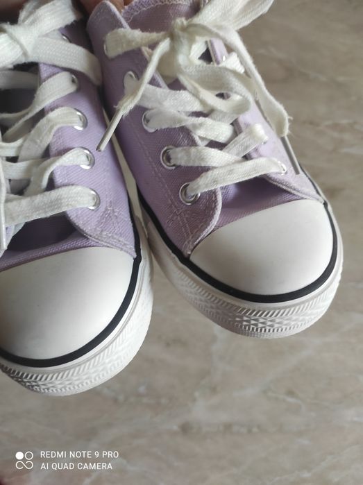 Тъмно сини обувки и лилави кецки