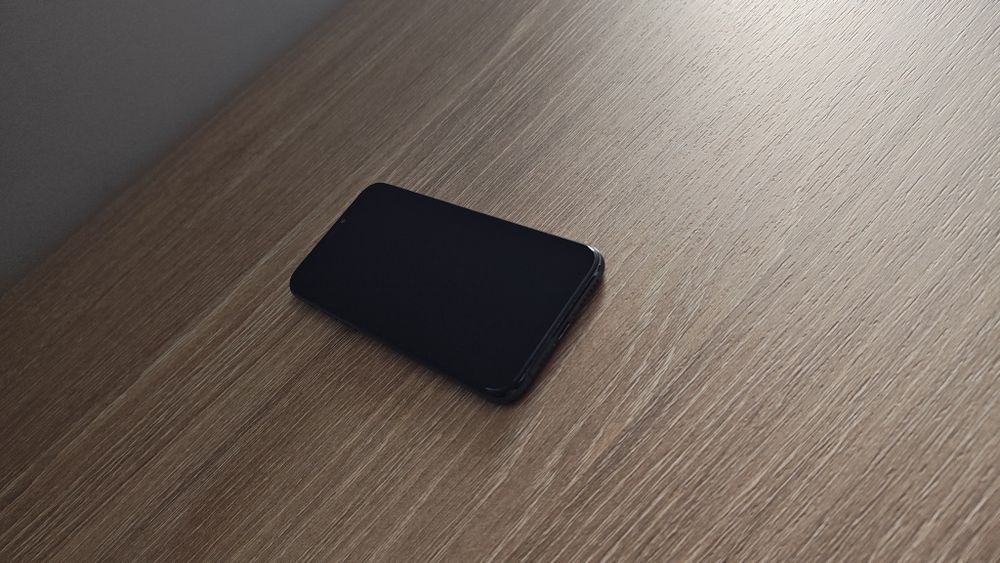 iPhone 11 Pro, 256 GB, culoare verde închis, stare excelentă.