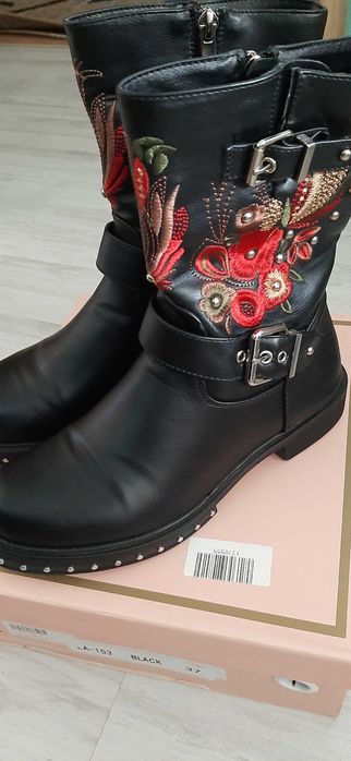 Ghetuțe negre cu broderie, mărimea 37