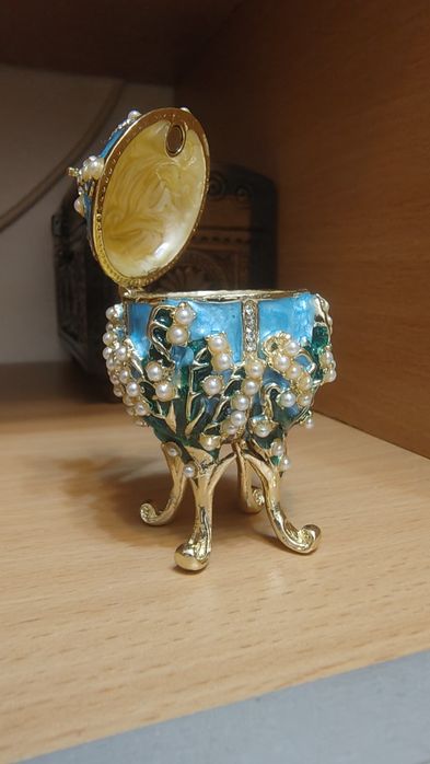 Cutie bijuterii metalica in forma de ou Faberge