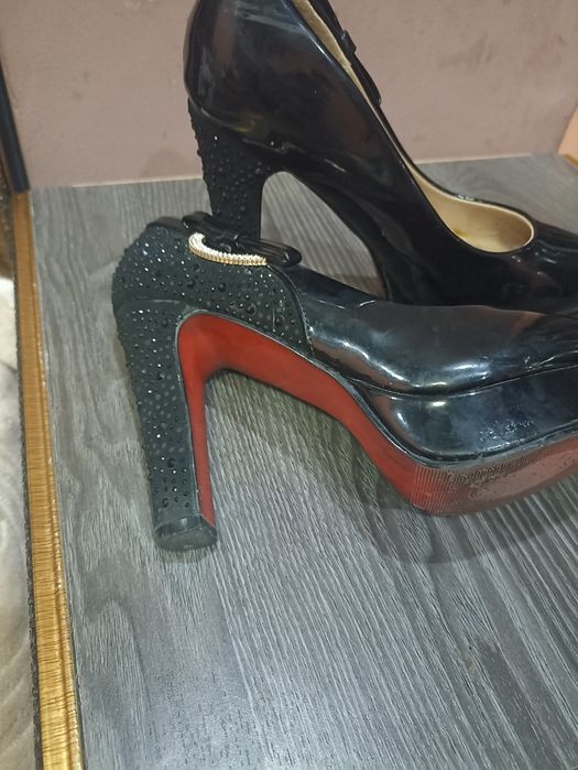 Qora tufli 37razmer holati oʻrtacha