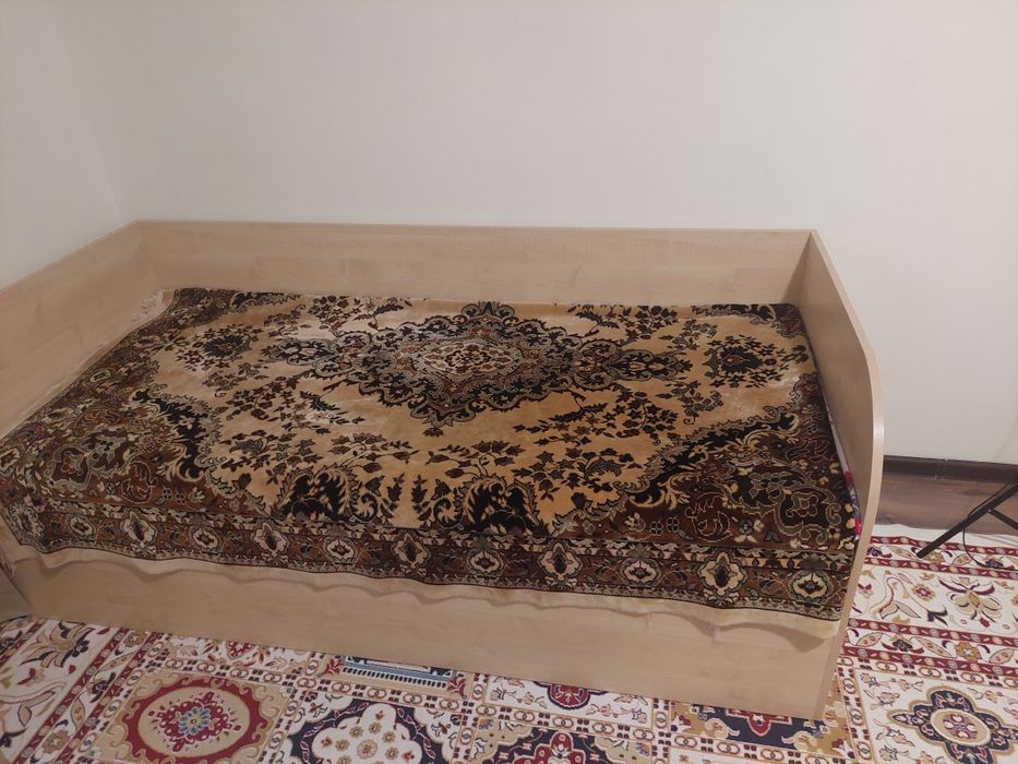 Две кровати, шкаф