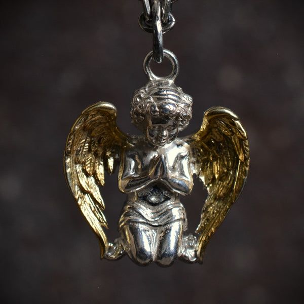 Сребърен медальон 925 „Ангел в молитва“ –  бижу със златни крила