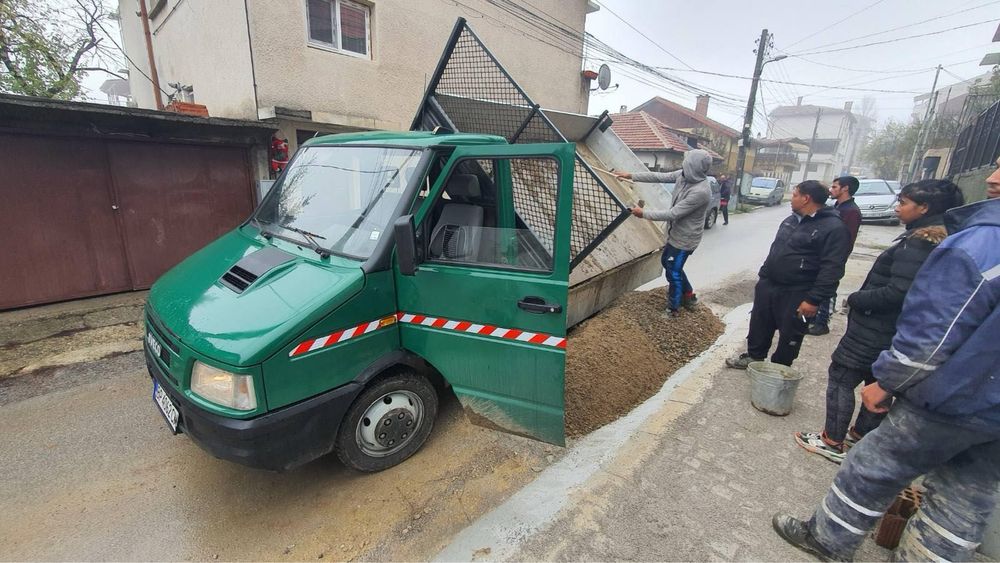 Бригада почисва хамалски услуги самосвал