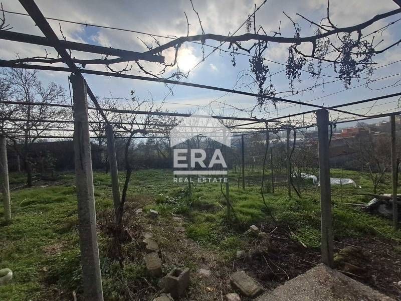 Едноетажна тухлена къща за продажба, с двор, в долната част на кв. Пов