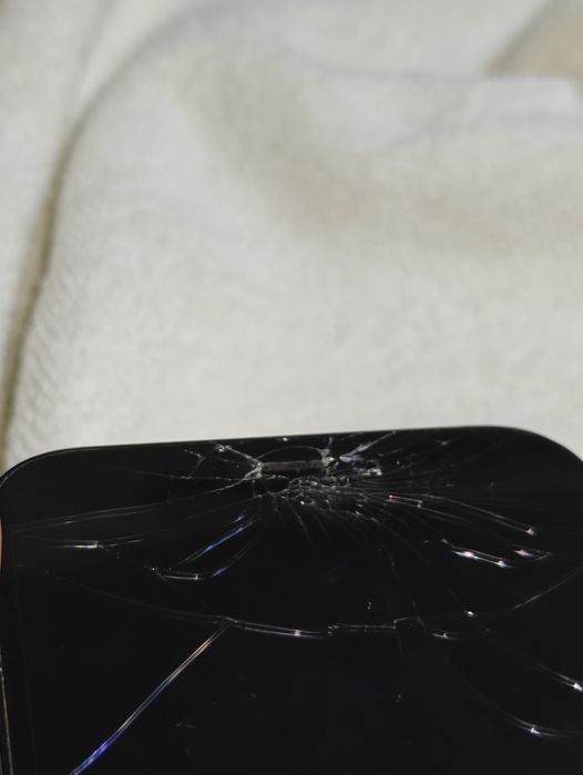 iPhone 12 трещина сверху