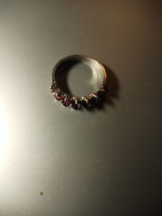 Дамски сребърен пръстен с червени циркони