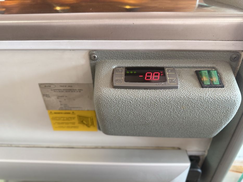 Хладилна витрина сладкарска