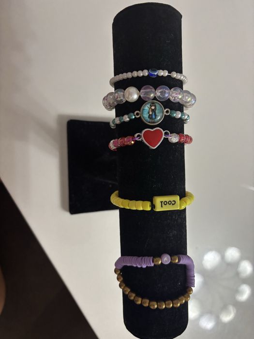 Гривни ръчно направени