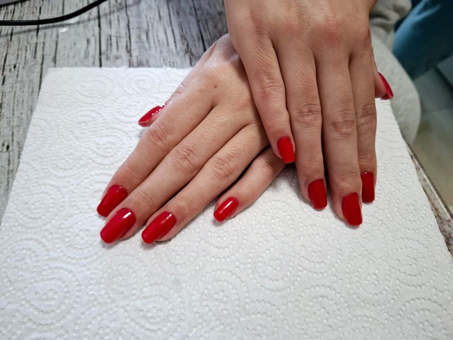 Ofer servicii de manichiură pedichiură semipermanenta