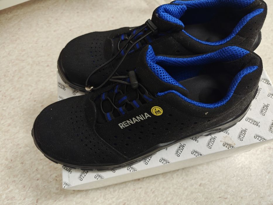 Vând încălțăminte cu protecție