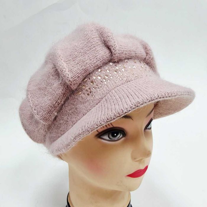 Дамска зимна плетена шапка с козирка и декоративни камъчета