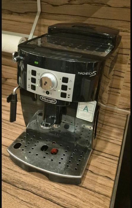 Vand aparate de cafea DeLonghi Magnifica S ,M, Philips