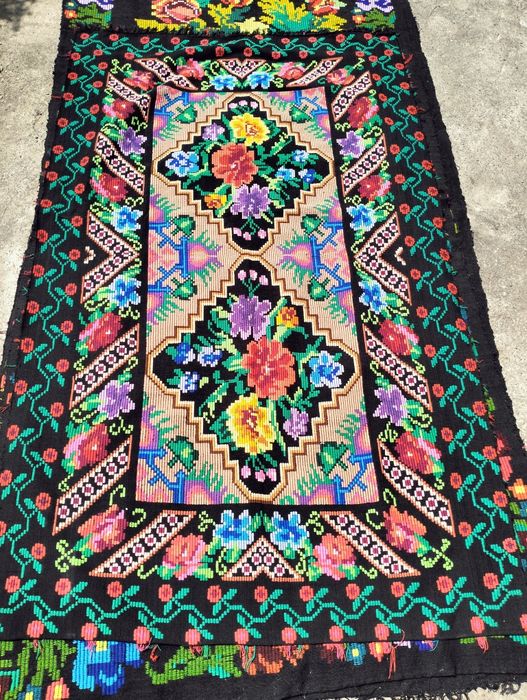 Covoare din lana si penea, țesute de mana