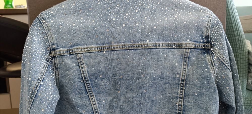 Късо дънково яке с камъни