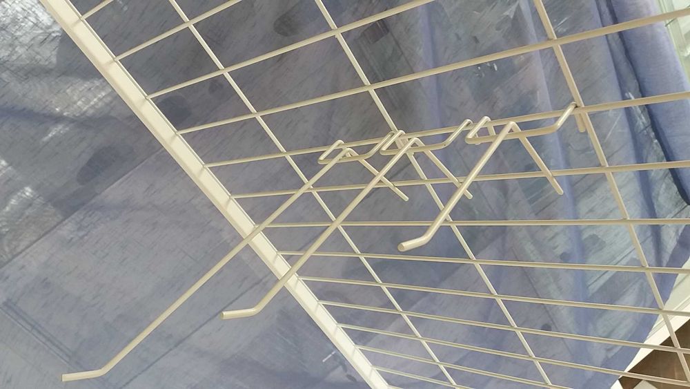 Стелаж решетка за мартеници, сувенири и сортови семена