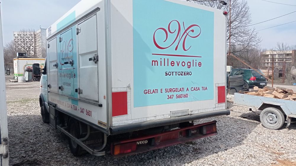 Работещ сладоледен хладилен фургон