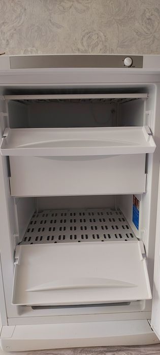 Продам морозилку Indesit