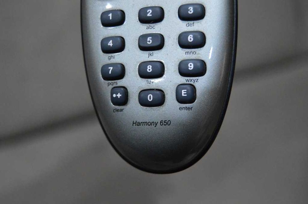 Telecomandă Universală Logitech Harmony 650 – Control Complet 8 în 1