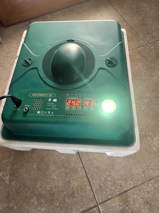 Vand incubator cu rotire automata