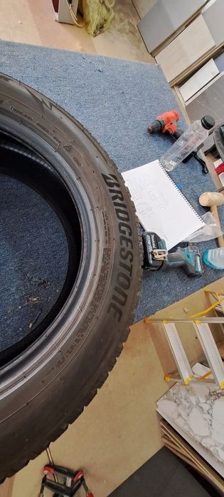 Vând 2 anvelope Bridgestone