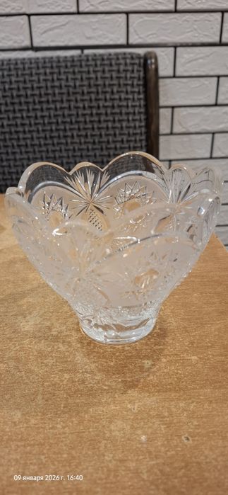 Продаю хрустальные вазочки.