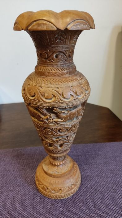 Vând vaza din lemn sculptata