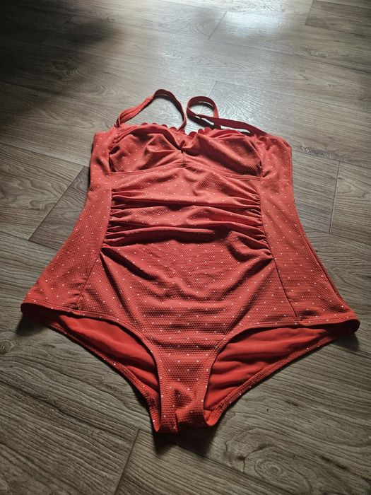 Costum de baie dintr-o singura piesa