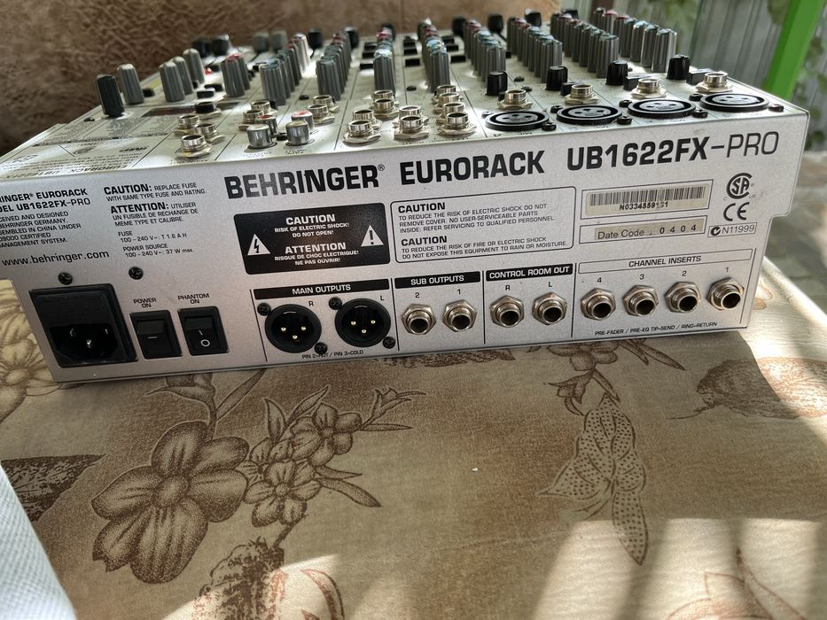Behringer Eurorack UB1622FX-PRO микшерный пульт