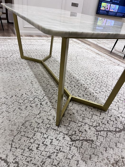 Стол мраморный с размерами 2*1м