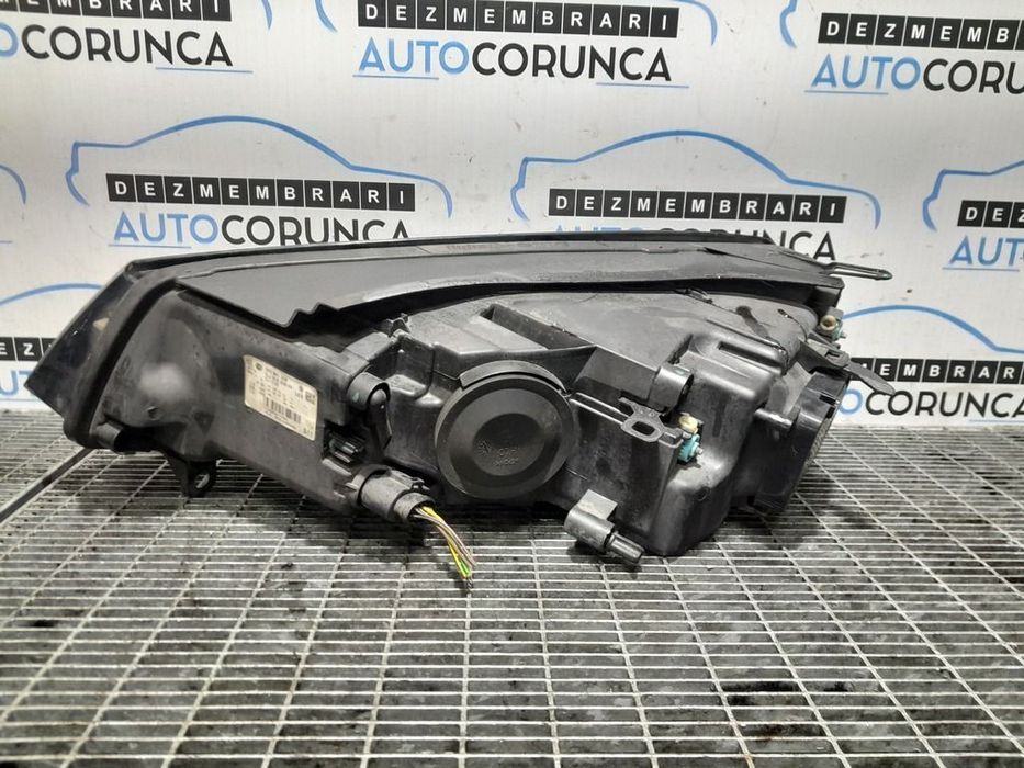 Far Dreapta Volkswagen Touareg 7P 2010 - 2014 SUV 4 Usi (1109) Fara xenon 7P2941006